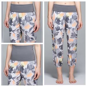 Lululemon Om Pant
Mini Art Pop White Multi / Slate